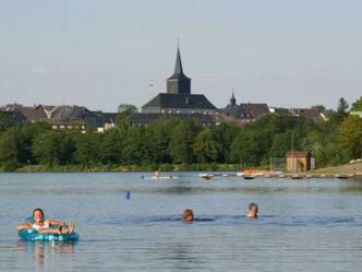 Azurblau glänzt das Wasser des Weißenstädter Sees