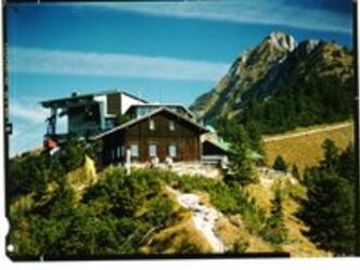 Tegelberghaus_mit_Tegelberg-Bergstation_9bc257dfd9