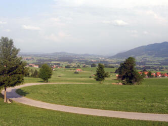 Wir blicken vom Panoramaweg Mittelberg auf das Alpenvorland. 