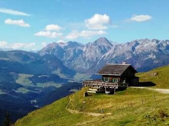 Die Mahdalmhütte mit Blick nach Westen
