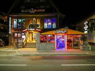 Black-Orange-Schafstall Außen