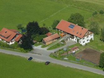 Unser Ferienhof aus der Luft gesehen