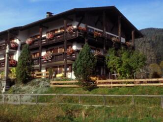 Hausansicht im Sommer