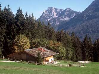 Inzell Bäckeralm mit Blick zum Hochstaufen