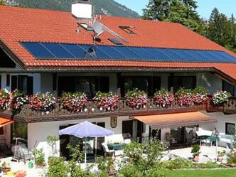 Hausansicht mit Garten