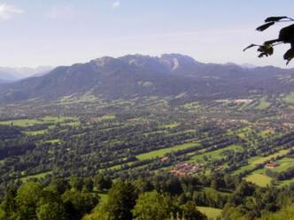 Aussicht von der Sonntraten ins Isartal über die denkmalgeschützte Heckenlandschaft, mit Blick zum Brauneck und Karwendel