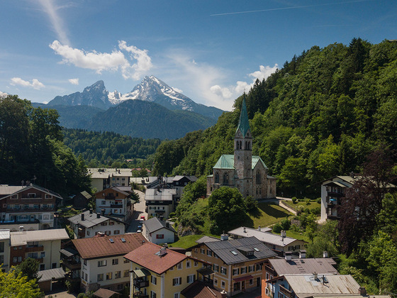 Die Christuskirche, im Hintergrund der Watzmann