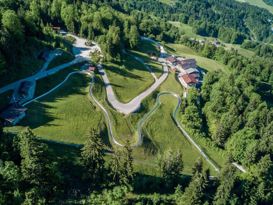 Das Kehlsteinhaus über dem herbstlichen Nebelmeer über dem Berchtesgadener Talkessel