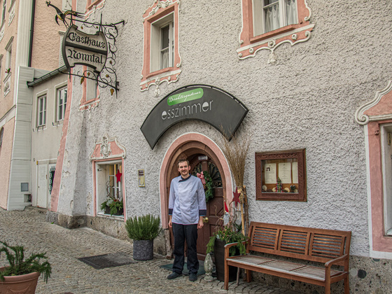 Maximilian Kühbeck vor seinem Esszimmer