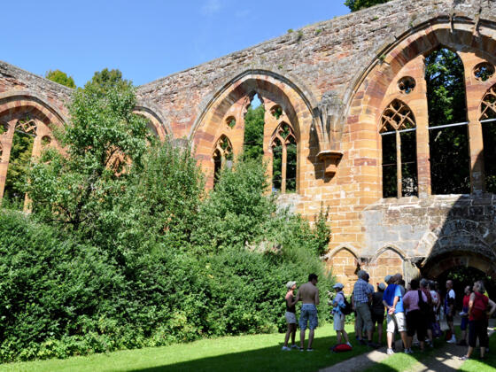 Gruppe Wanderer in der Klosterruine Birgittenkloster Gnadenberg