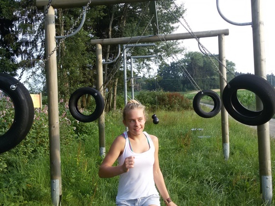 Slalom durch schwingende Reifen