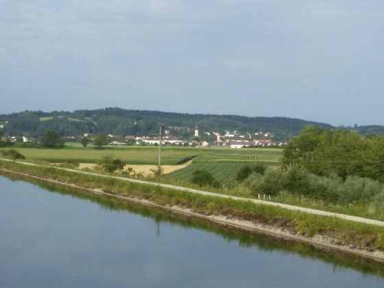 Über den Mittlere Isar Kanal mit Blick auf Wartenberg