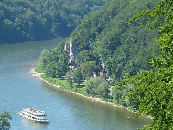 Schifffahrt auf der Donau zwischen Kelheim und dem Kloster Weltenburg