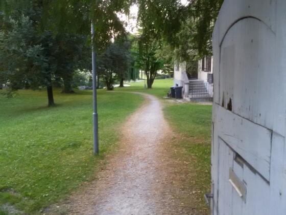 Eingang zum Park der Meindlvilla