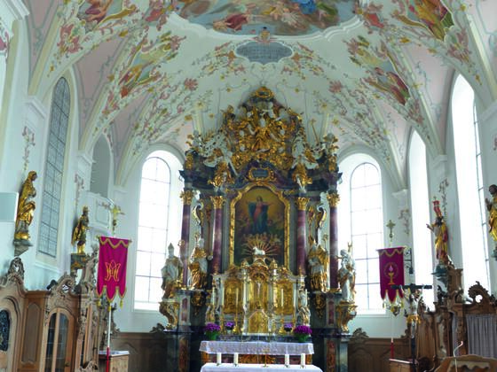 Schöner Kircheninnenraum entlang der Schlossparkradrunde