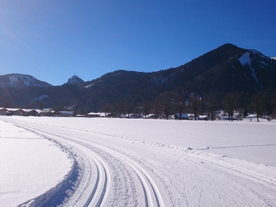 Sonnenloipe Scharling mit Blick zum Hirschberg