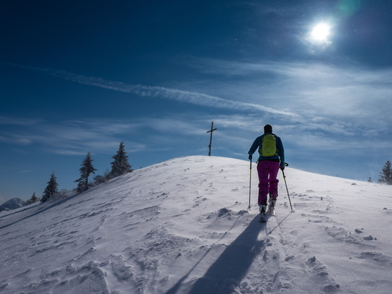 Die letzten Meter zum Gipfelkreuz des Setzberg