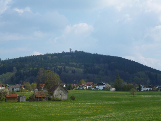 An den letzten Häusern von Buchschorn sollte man sich noch einmal umdrehen und den Blick über Hetten hinweg zur Wetterstation auf dem Hohen Peißenberg genießen.