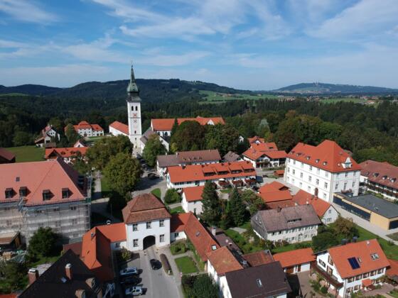 Ortskern von Rottenbuch mit dem ehemaligen Augustier Chorherrenstift im Hintergrund