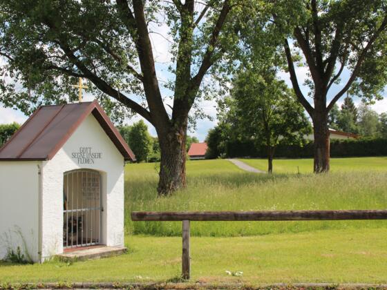 Kleines Marterl am Ortsrand von Altenstadt