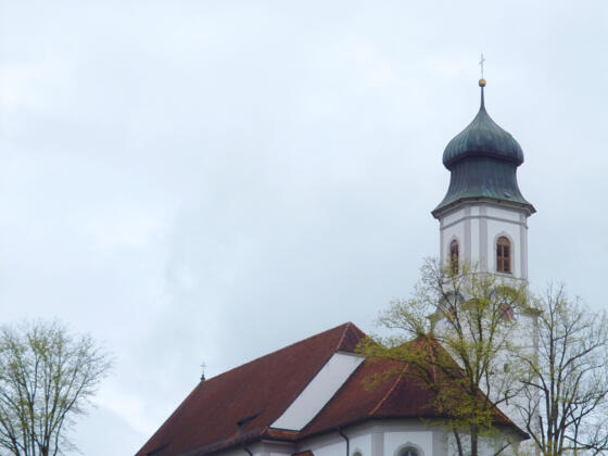 Die auf einem Hügel gelegene Lechbrucker Pfarrkirche Mariä Heimsuchung thront hoch über dem Ort.