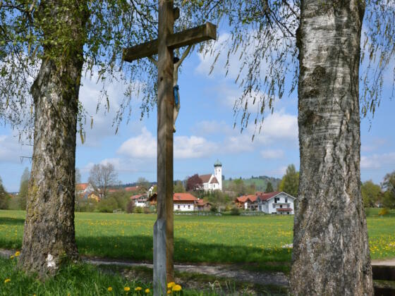 Feldkreuz mit Blick auf Böbing im Hintergrund