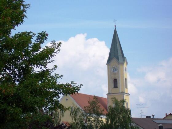 Blick auf die Pfarrkirche Johannes der Täufer in Mitterskirchen