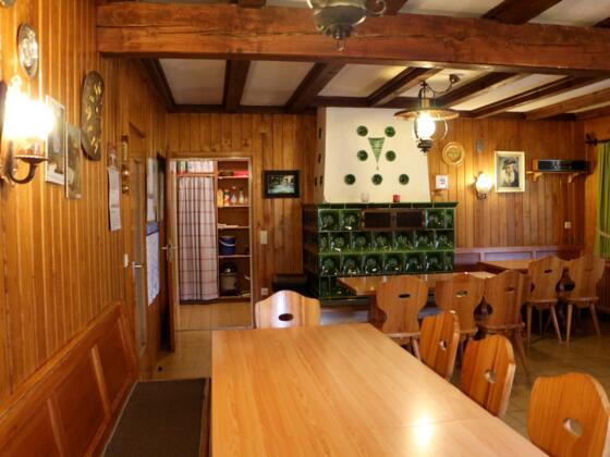 Großer Aufenthaltsraum mit Kachelofen