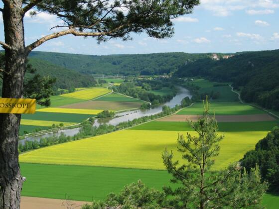 Blick vom Rosskopf ins Altmühltal und zum Schloss Eggersberg