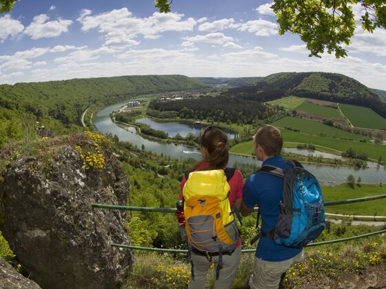 Blick vom Aussichtspunkt Falkenhorst ins Altmühltal und auf Riedenburg