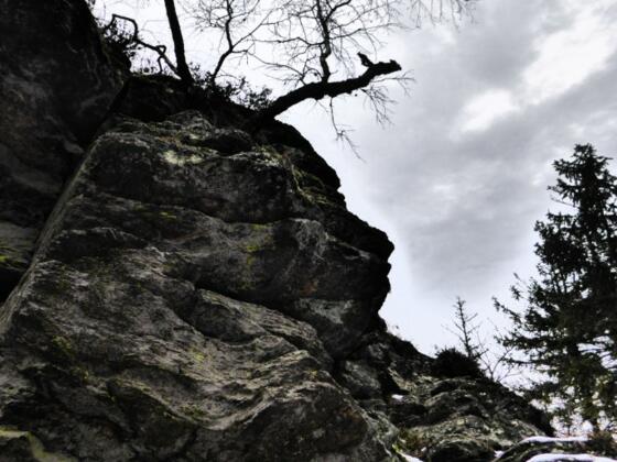 Schöne Pfade hinauf zum Kreuzfelsen