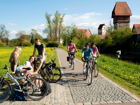 An der Dinkelsbühler Stadtmauer entlang