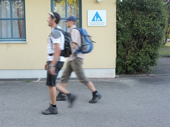 Wanderer an der Jugendherberge