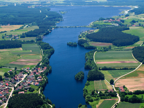 Panoramablick auf die nord- östliche Seite des Rothsees mit den Wäldern, Wiesen und Dörfern.