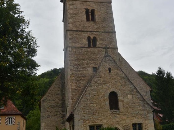 Die Kirche St. Peter und Paul beherbergt den Heilig-Kreuz-Altar von Tilmann Riemenschneider.