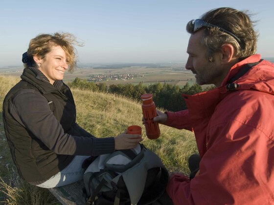 Frau und Mann stoppen und trinken im Herbst einen heißen Tee.