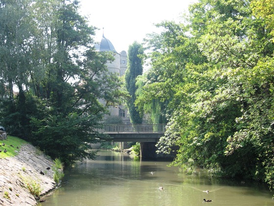 Marktbreiter Rathaus mit Brücke