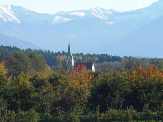 Die St. Pelagiuskirche erhebt sich hoch über Oberreitnau.