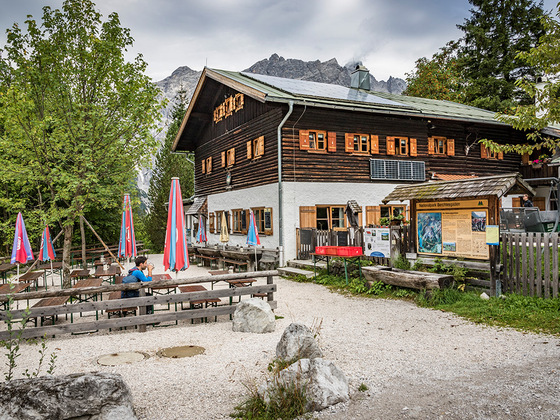 Die Wimbachgrieshütte unter den mächtigen Wänden des Hochkalters