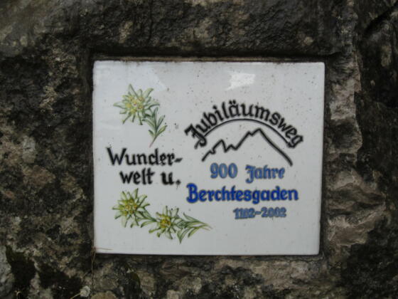 Schild am Einstieg der Klettertouren (auch Großer Trichter) in der Hohen Göll Westwand