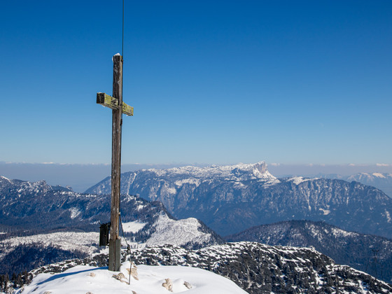 Gipfelkreuz auf dem Edelweißlahner mit Untersberg im Hintergrund.