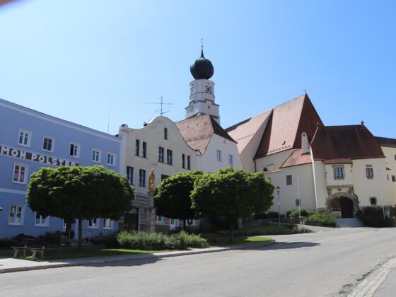 Marktplatz von Kößlarn mit Blick auf die Kirche