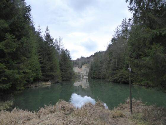 großer Steinbruchsee vor dem Steinbruch