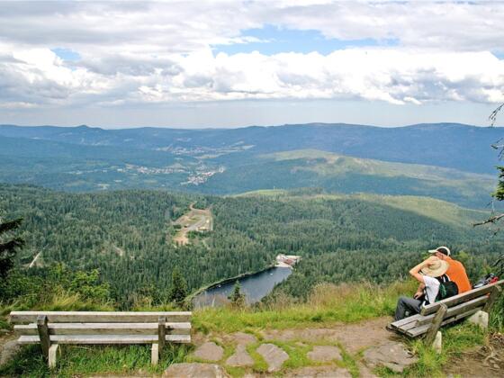 Mittagsplatz mit Blick zum Großen Arbersee und Biathlonanlage