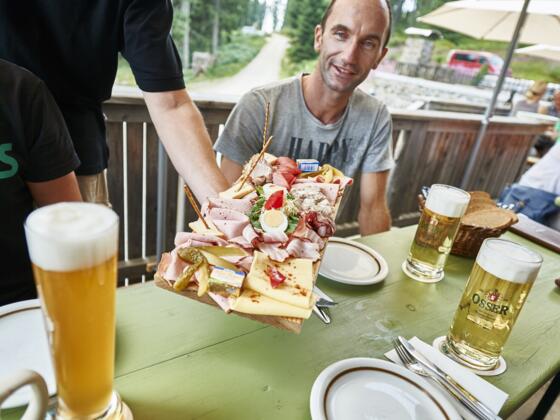Brotzeit auf der Chamer Hütte