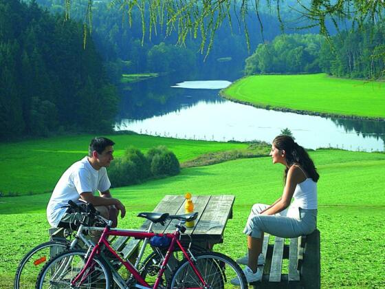 Radler bei der Rast entlang des Regental-Radweges