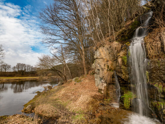Regenweg mit Wasserfall