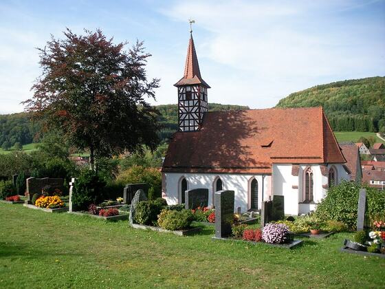 Kirche mit Fachwerk-Turm in Osternohe