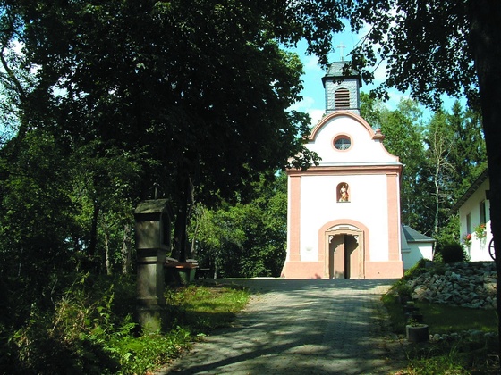Auf dem Allersberger Drahtzieherweg bietet sich ein Blick auf die Alte Kirche Allerheiligen in Allersberg.