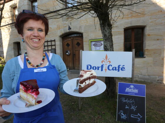 Selbstgebackene Kuchen im Dorfcafé Simonshofen